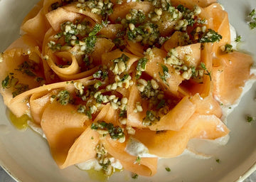 Melon med salvie, mynte og pinjekerner