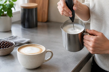 Hvordan skummer man mælk til god kaffe hjemme?