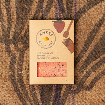 Anker Chokoladebar, Hvid chokolade med sort sesam og frysetørrede jordbær