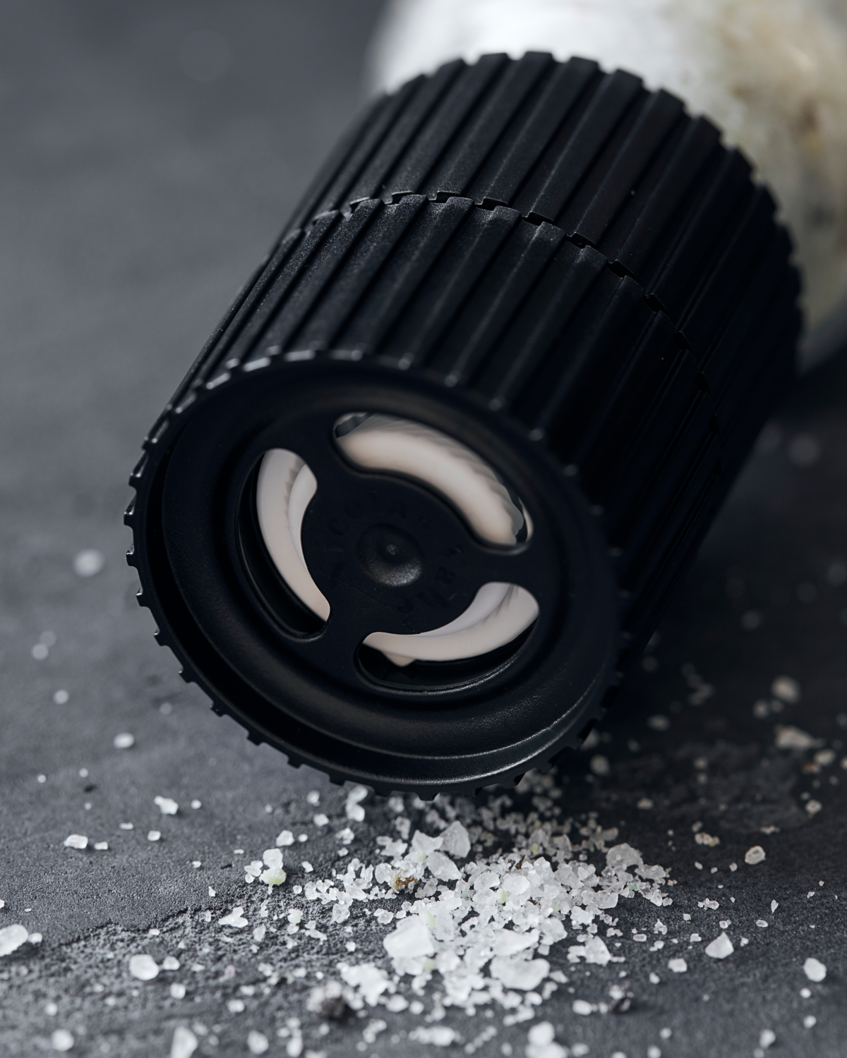 Salt i kværn med parmesan og basilikum