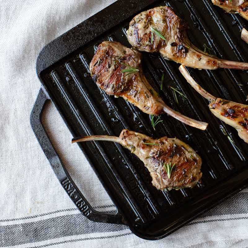 Griddle, vendbar rektangulær grillpande fra Lodge, 41 cm x 25 cm