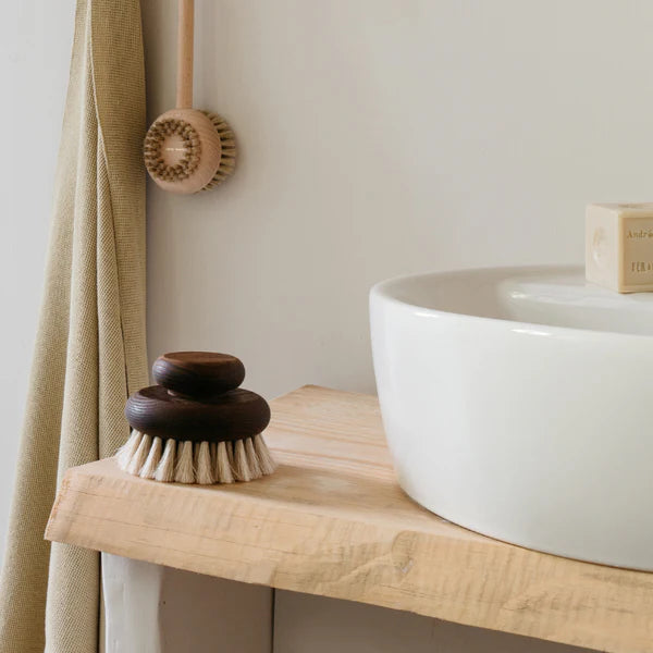 Massage- og eksfolieringsbørste i asketræ